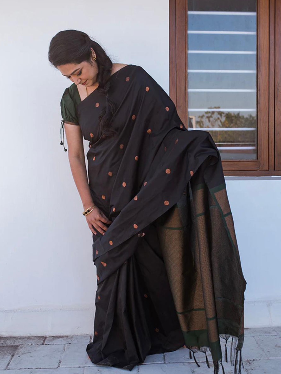 

RASVRITI Woven Design Zari Pure Silk Kanjeevaram Saree, Black