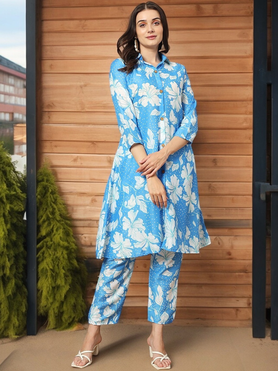 

MORLY Shirt Collar Floral Printed Regular Kurta with Trousers, Turquoise blue