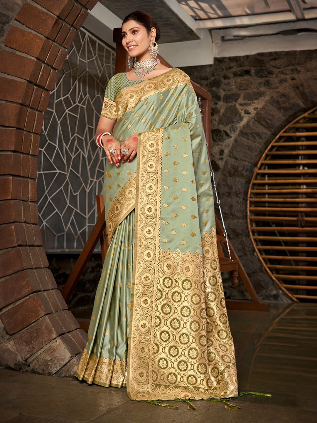 

Ishin Ethnic Motifs Zari Satin Saree, Green