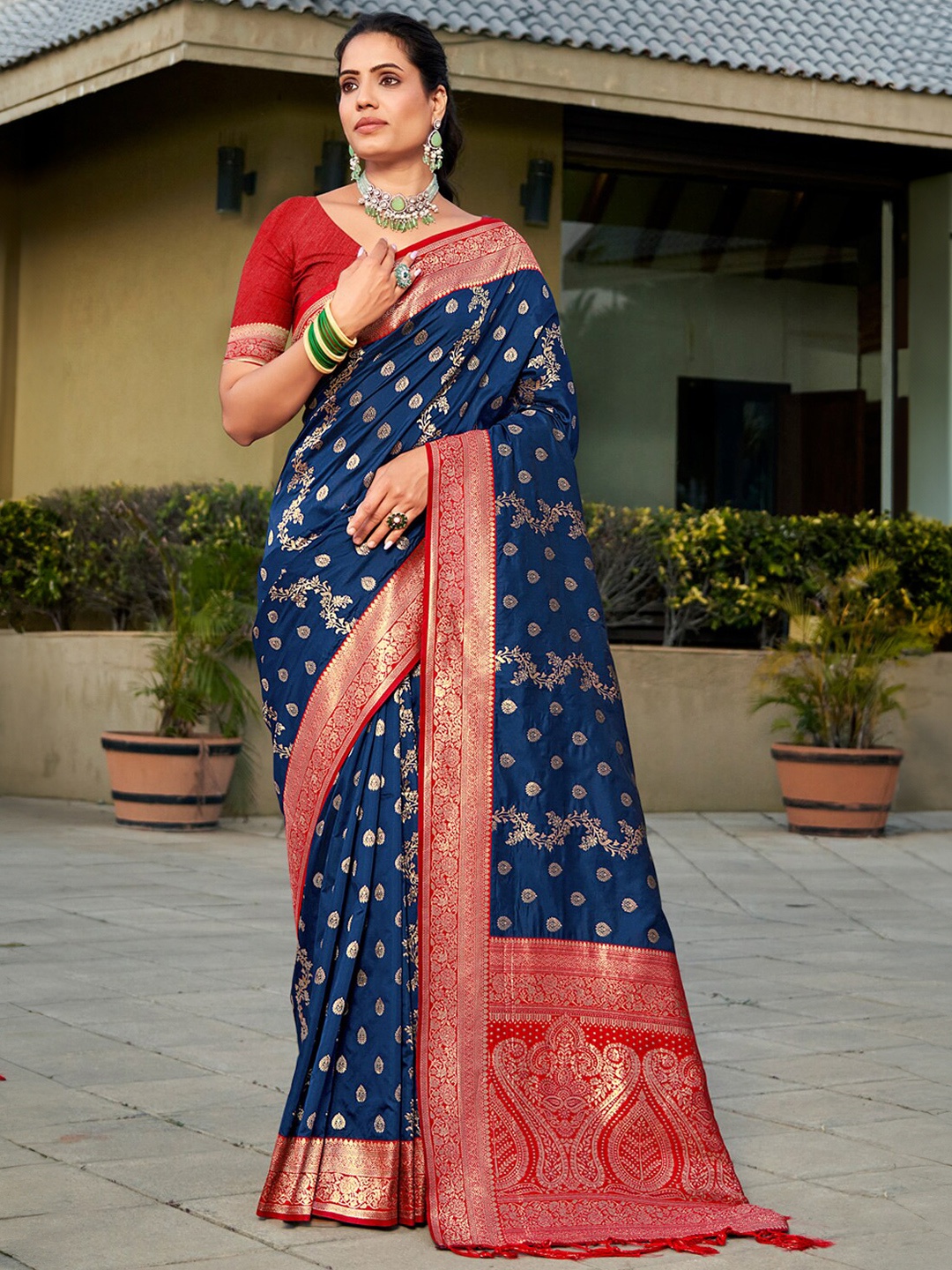

Ishin Ethnic Motifs Woven Design Zari Banarasi Saree, Blue