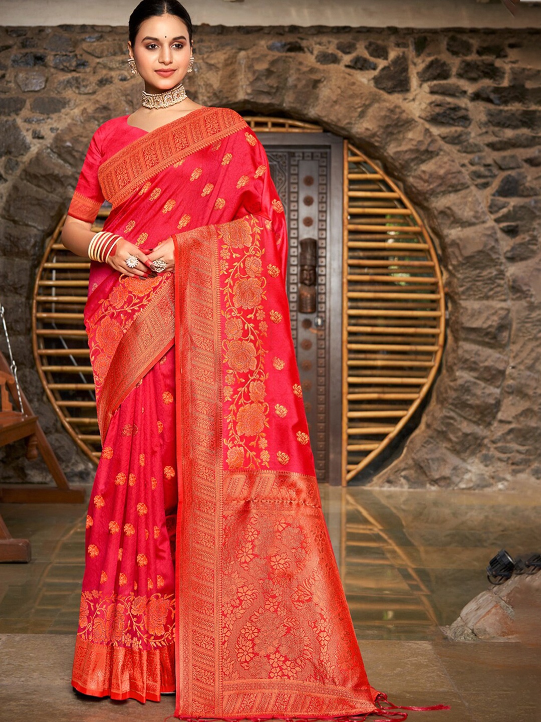 

Ishin Floral Woven Design Zari Saree, Peach