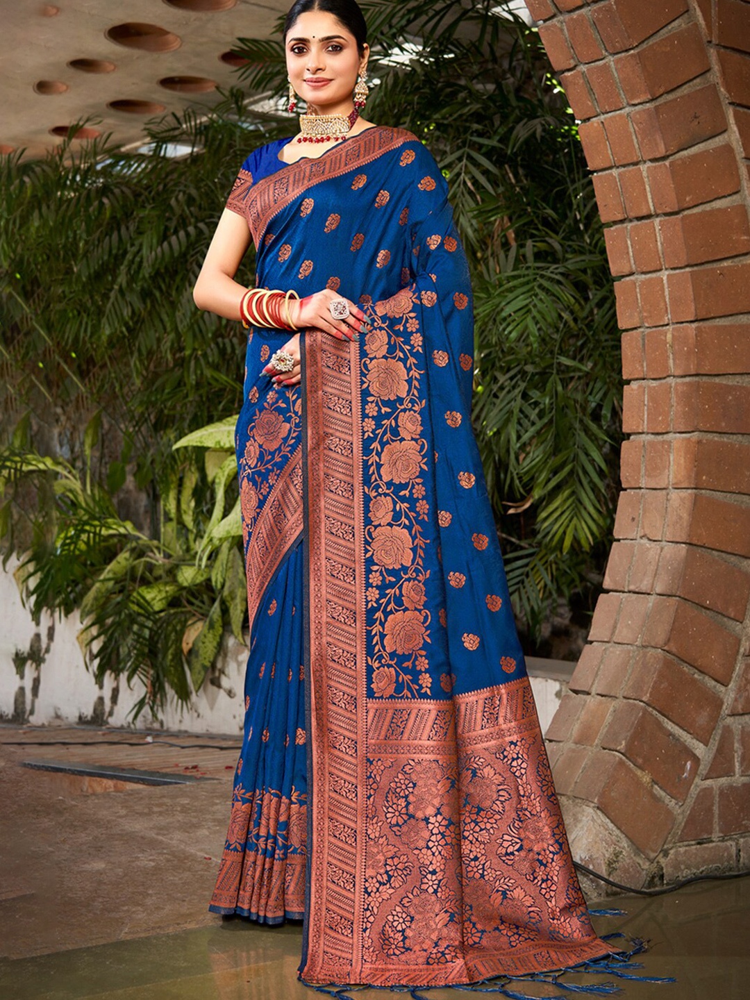 

Ishin Ethnic Motifs Woven Design Zari Saree, Blue