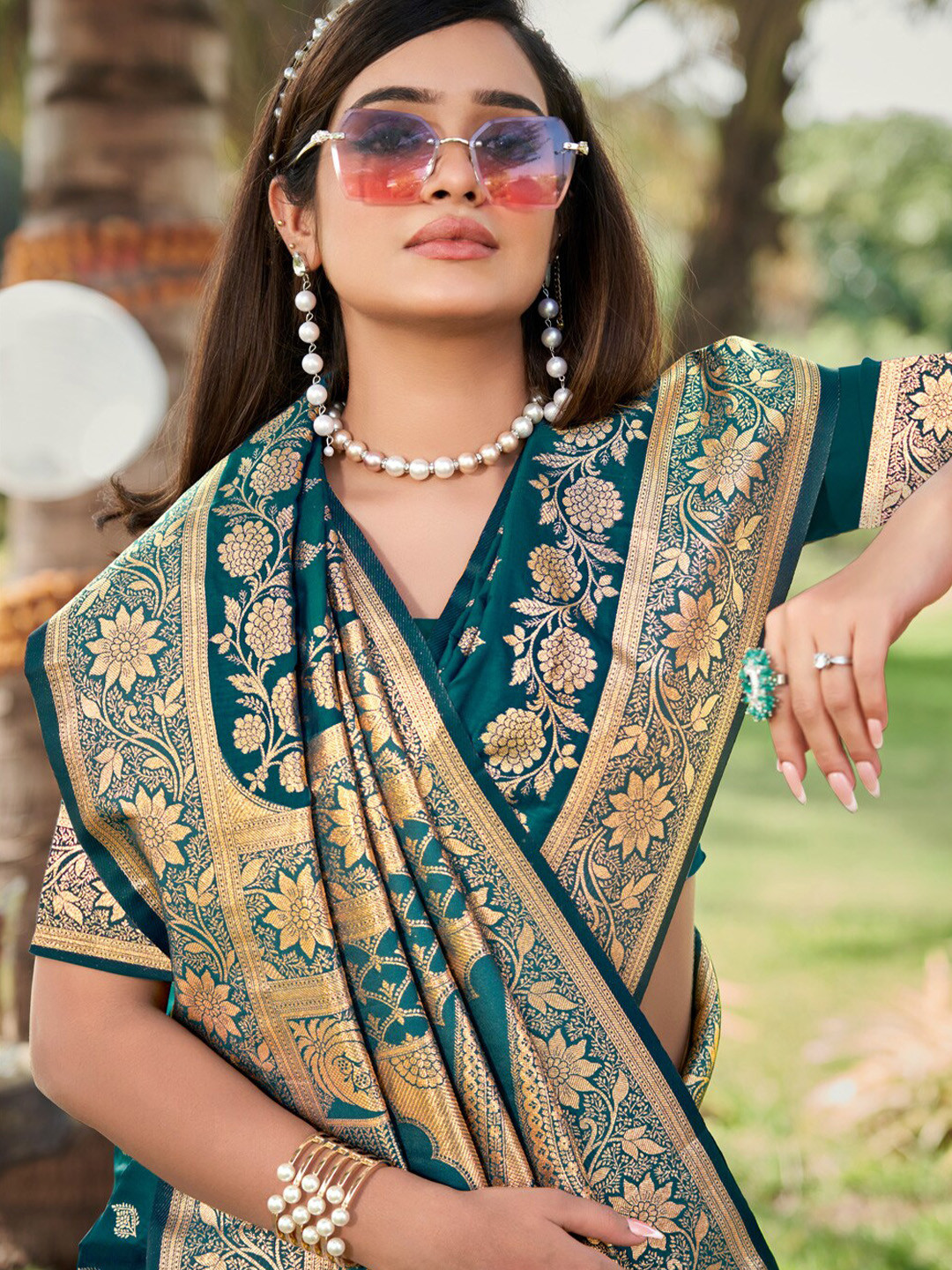 

Ishin Floral Woven Design Zari Saree, Green