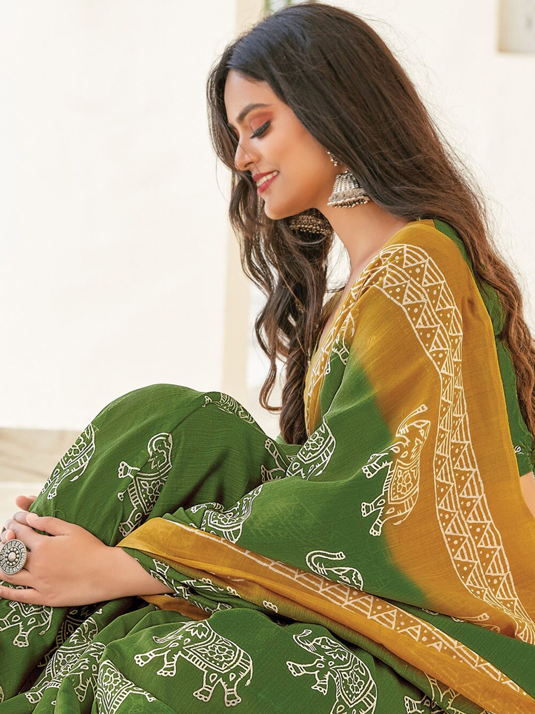 

Ishin Ethnic Motifs Printed Saree, Green