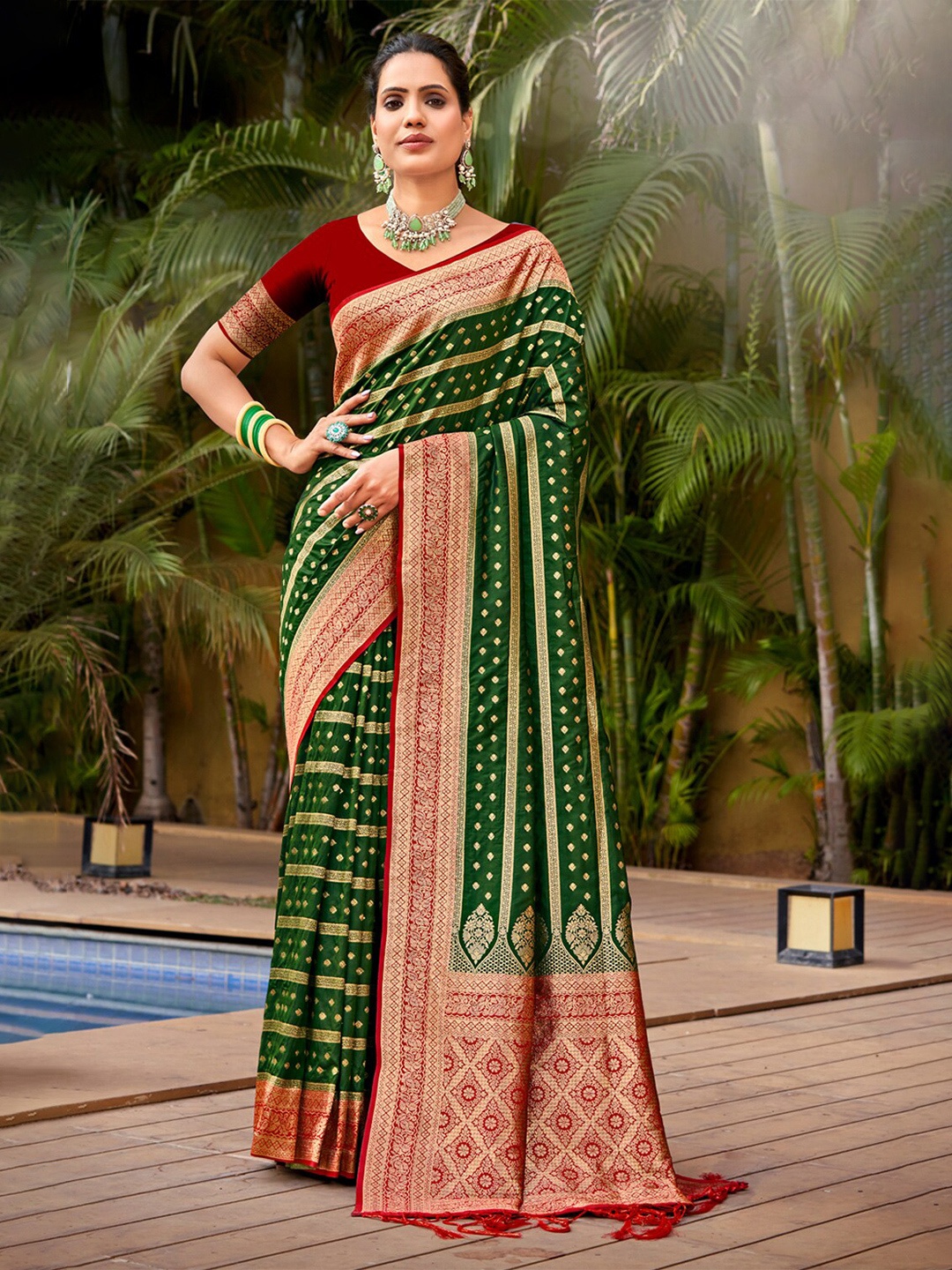 

Ishin Ethnic Motifs Woven Design Zari Banarasi Saree, Green