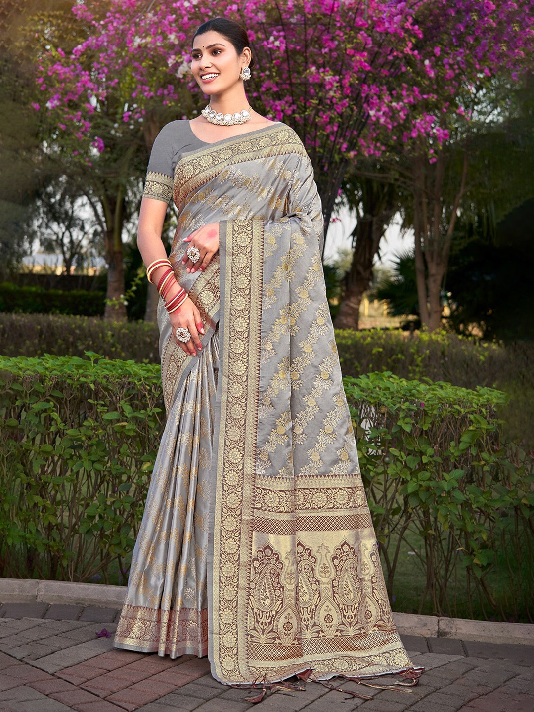 

Ishin Ethnic Motifs Woven Design Zari Satin Saree, Grey