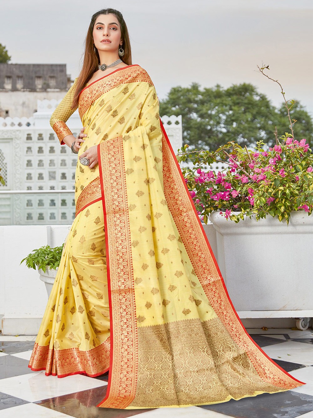

Ishin Ethnic Motifs Woven Design Zari Saree, Yellow