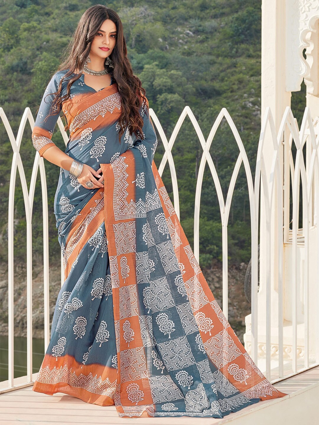 

Ishin Floral Printed Saree, Grey