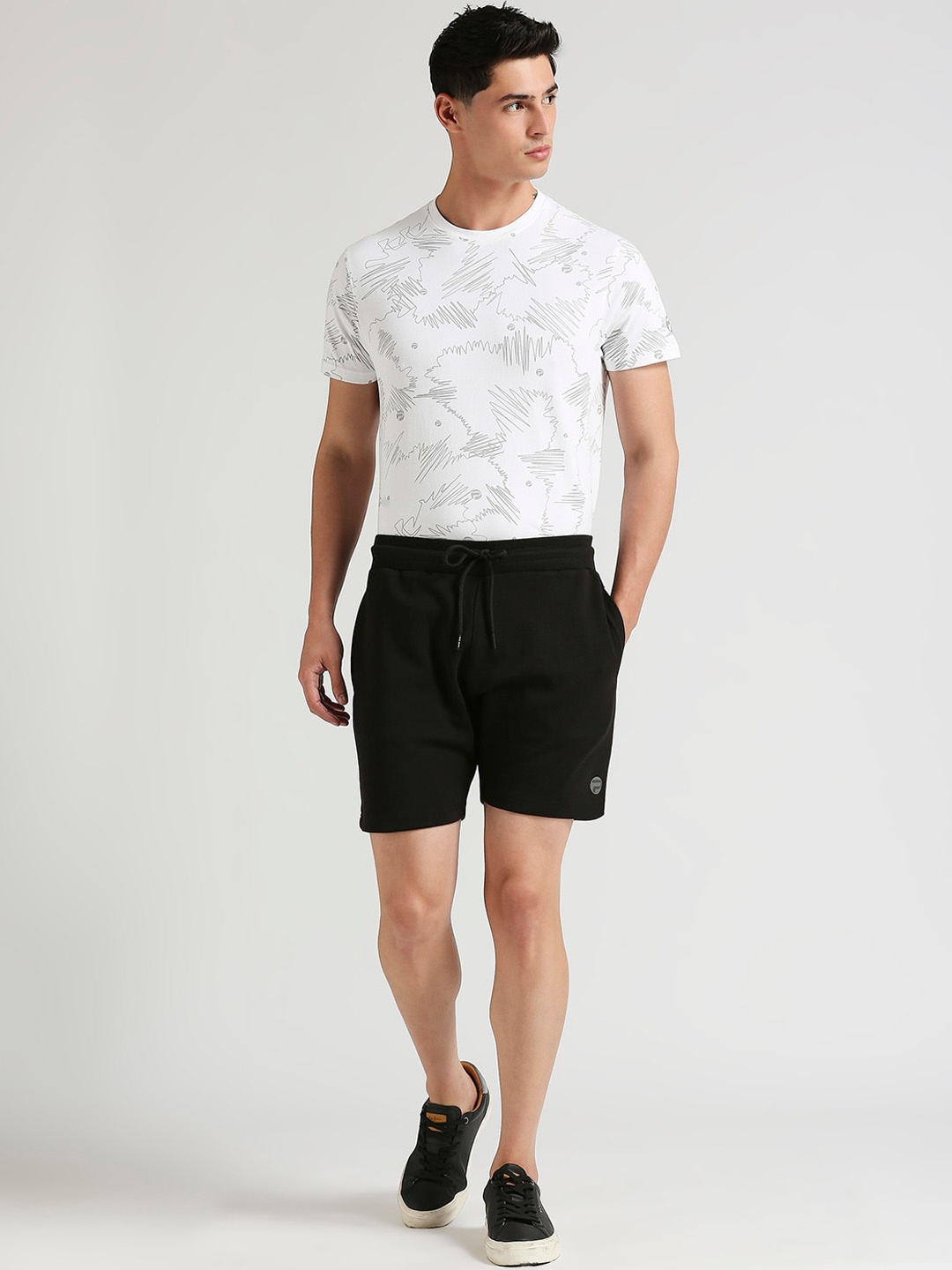 

Pepe Jeans Men Solid Shorts With Drawstring Closure, Black