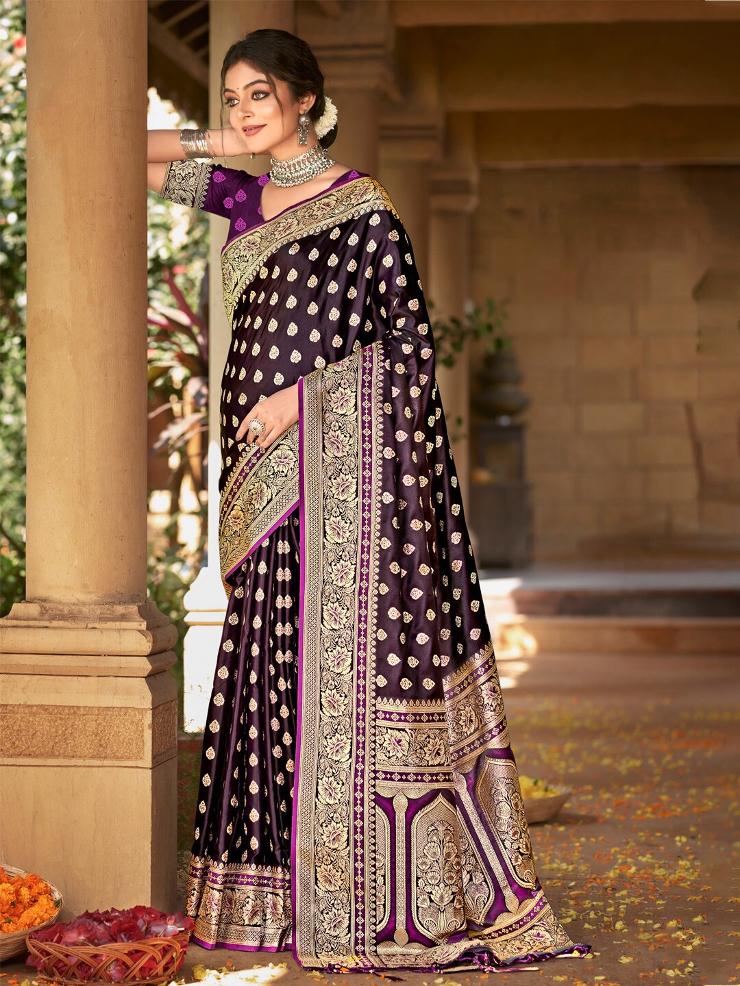 

SANGAM PRINTS Floral Woven Design Satin Saree, Purple