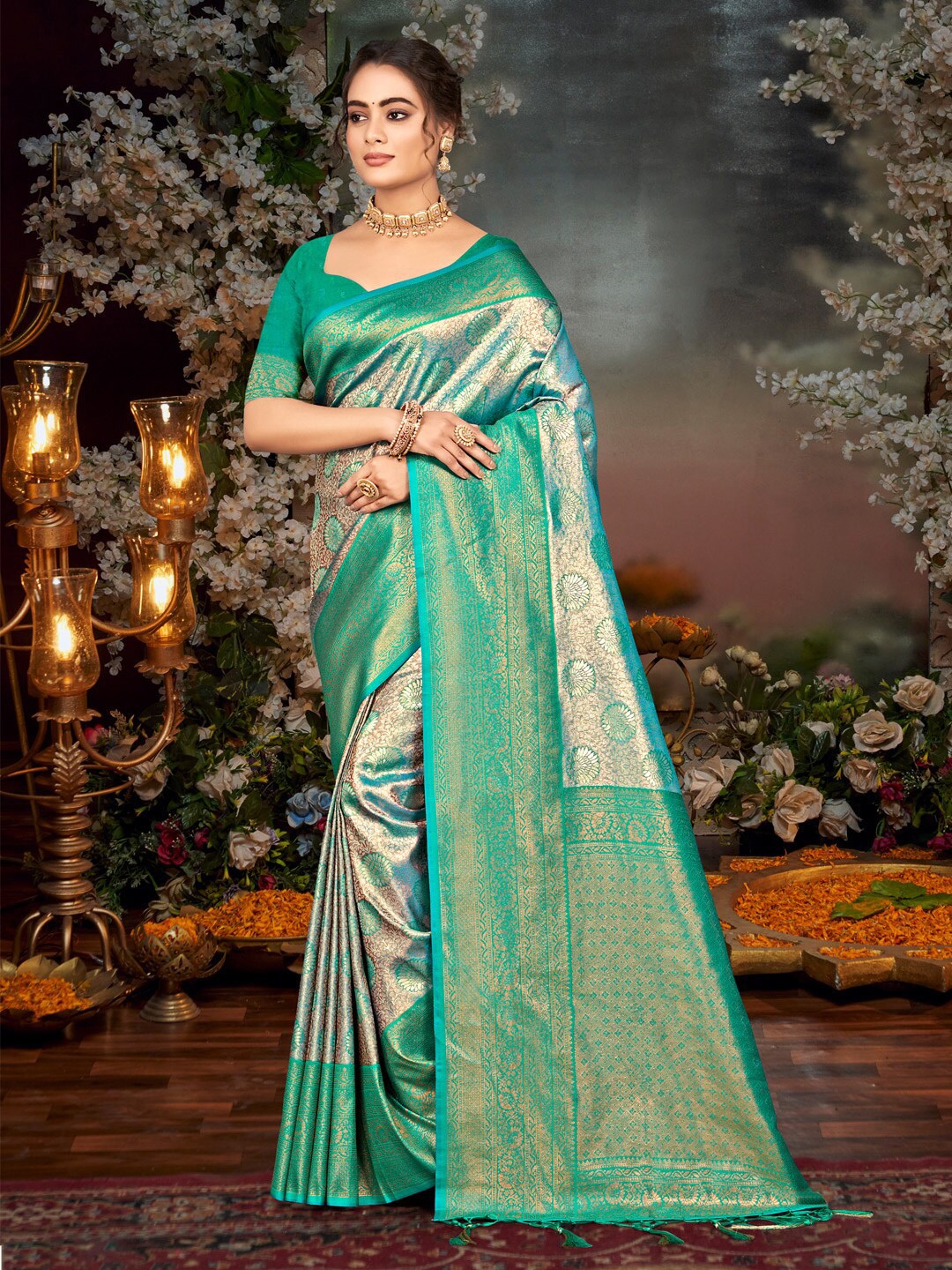 

SANGAM PRINTS Woven Design Zari Saree, Green