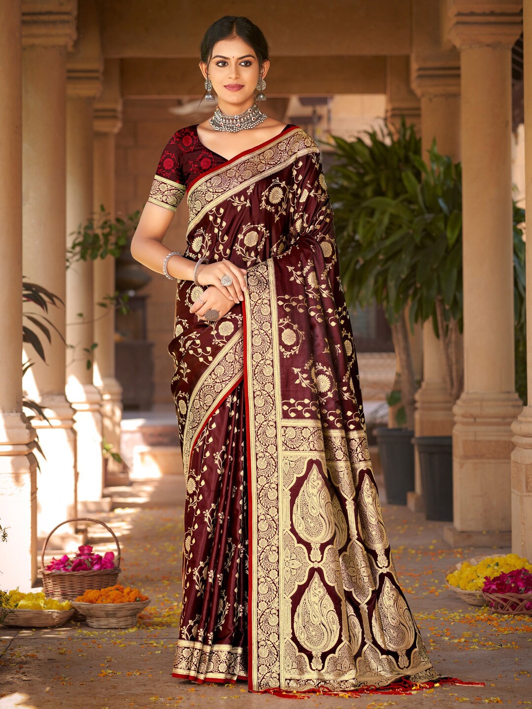 

SANGAM PRINTS Floral Woven Design Zari Satin Saree, Maroon