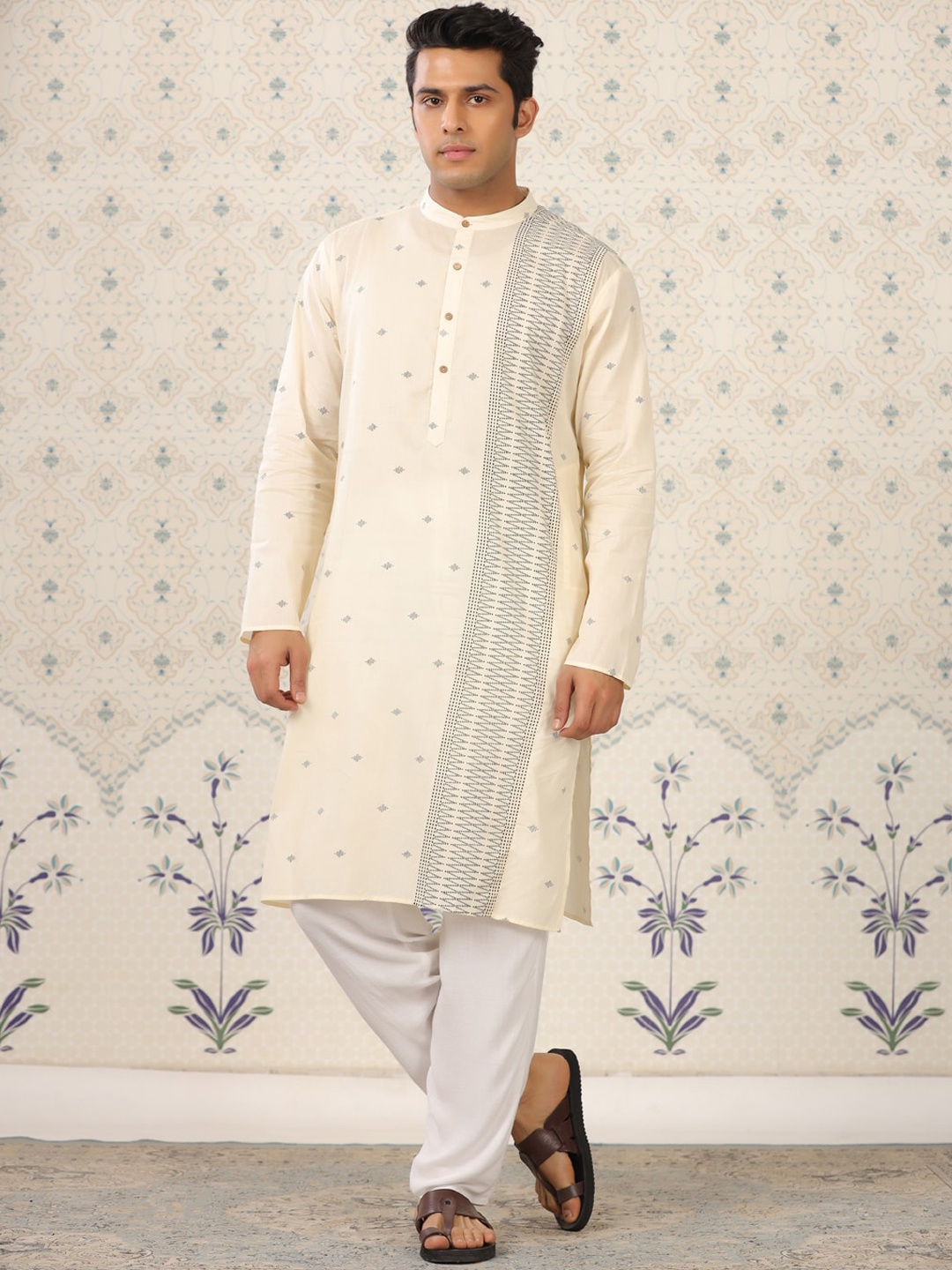 

Ode by House of Pataudi Men Geometric Embroidered Thread Work Kurta, Cream