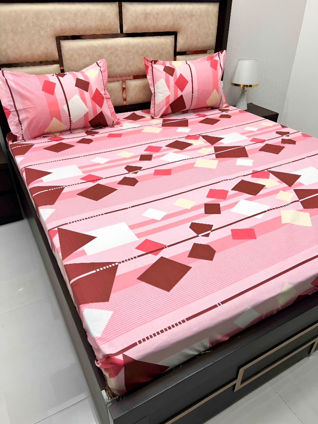 

Pure Decor Pink & Maroon Geometric Cotton 400 TC King Bedsheet with 2 Pillow Covers