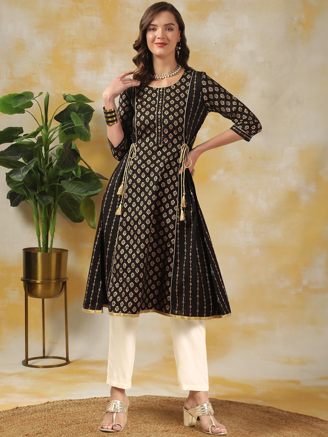 

Rangita Floral Printed Regular Kurta with Trousers, Black