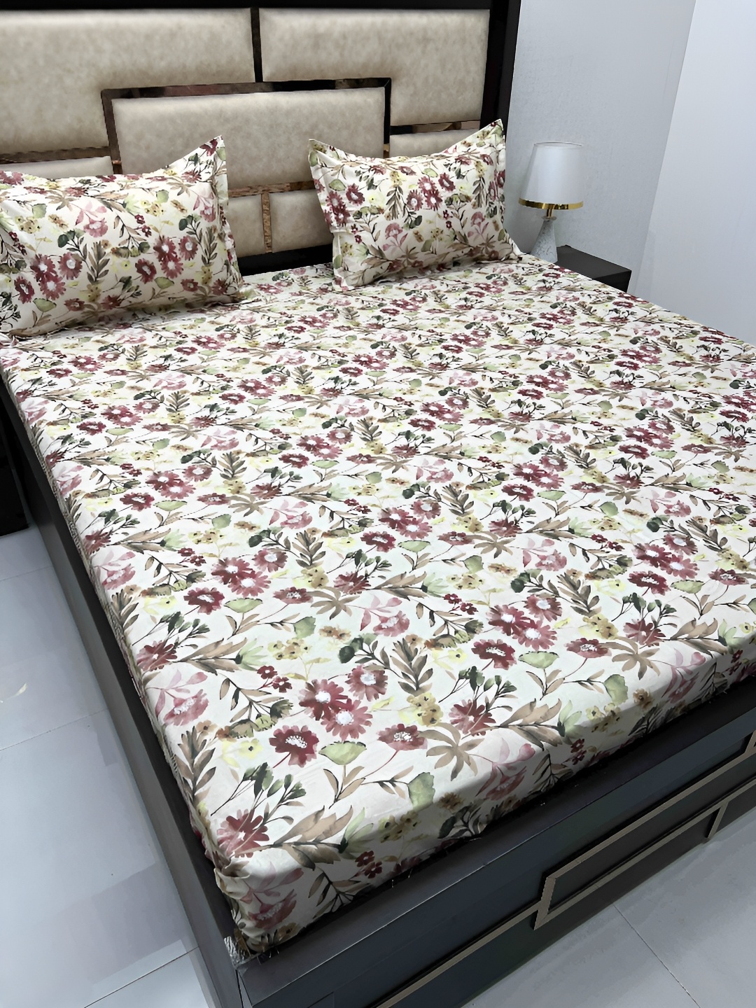 

Pure Decor Cream-Coloured & Maroon Floral Cotton 600 TC King Bedsheet with 2 Pillow Covers