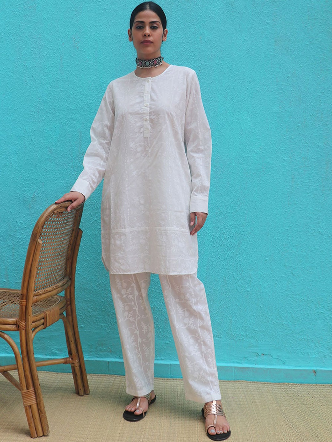 

Chidiyaa Floral Printed Regular Pure Cotton Straight Kurta With Trousers, White