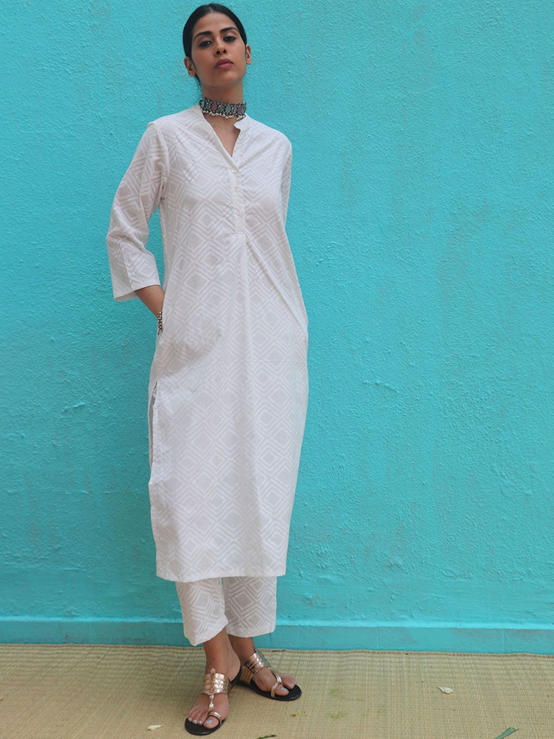 

Chidiyaa Geometric Print Mandarin Collar Regular Pure Cotton Straight Kurta With Trousers, White