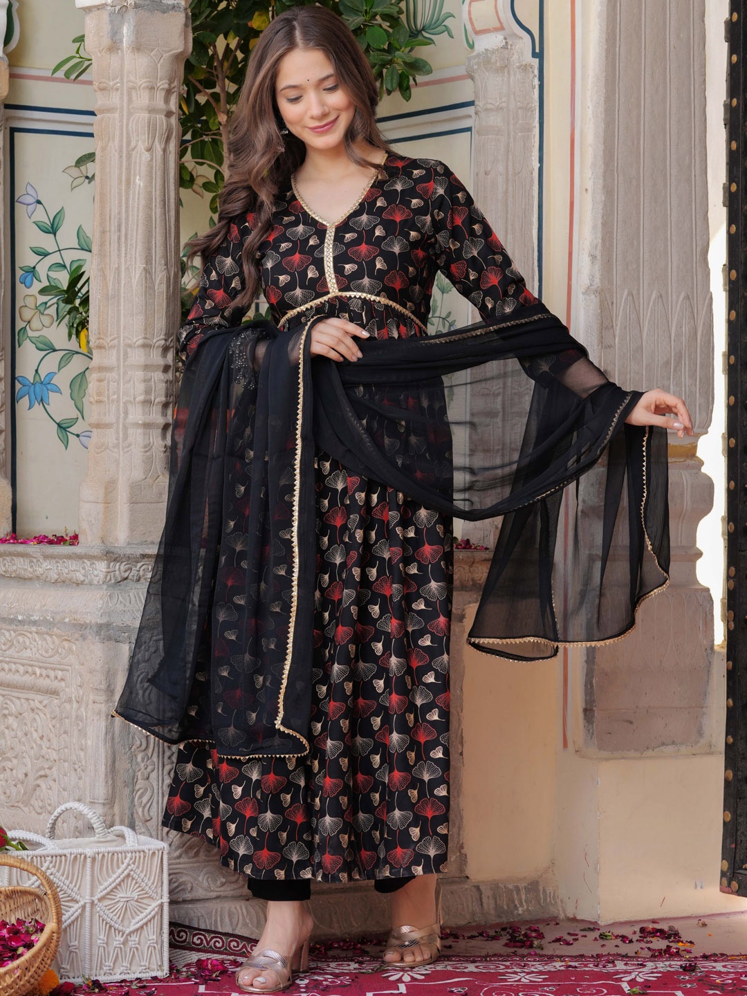 

PURSHOTTAM WALA Floral Printed Gotta Patti A-Line Empire Kurta With Trousers & Dupatta, Black