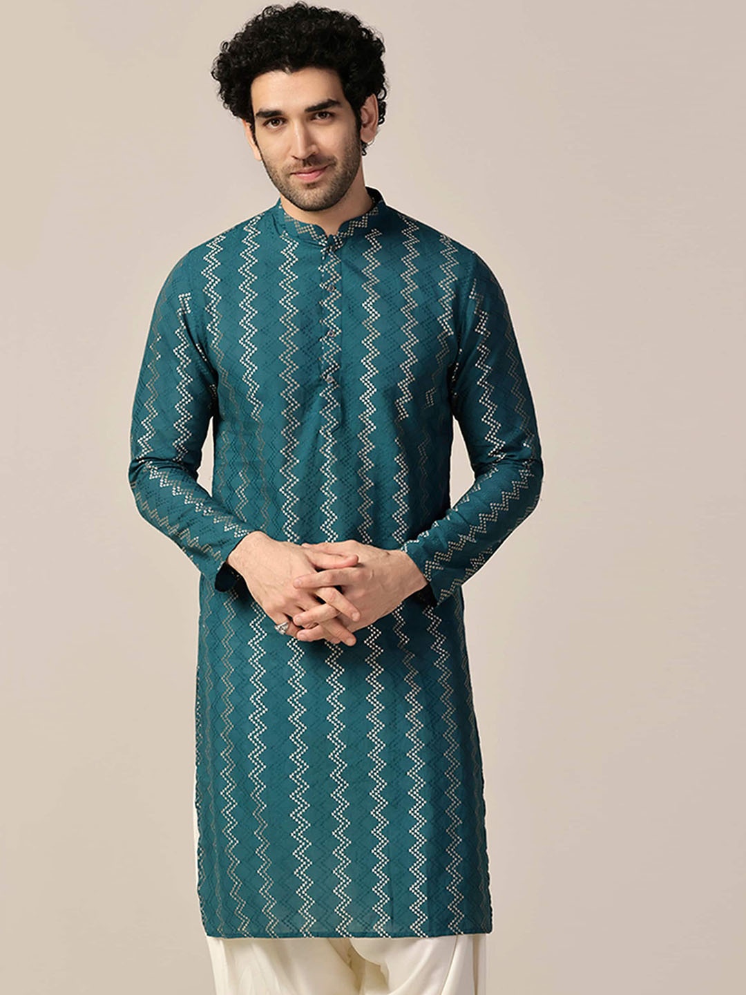 

KISAH Men Geometric Flared Sleeves Thread Work Kurta, Green