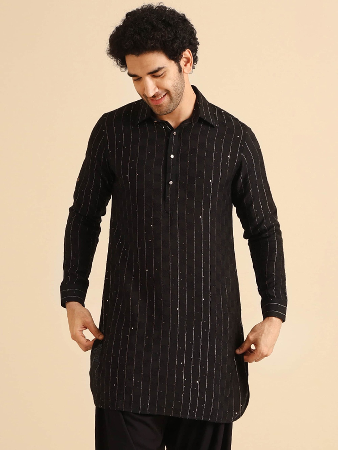 

KISAH Men Textured Zari Regular Fit Kurta, Black