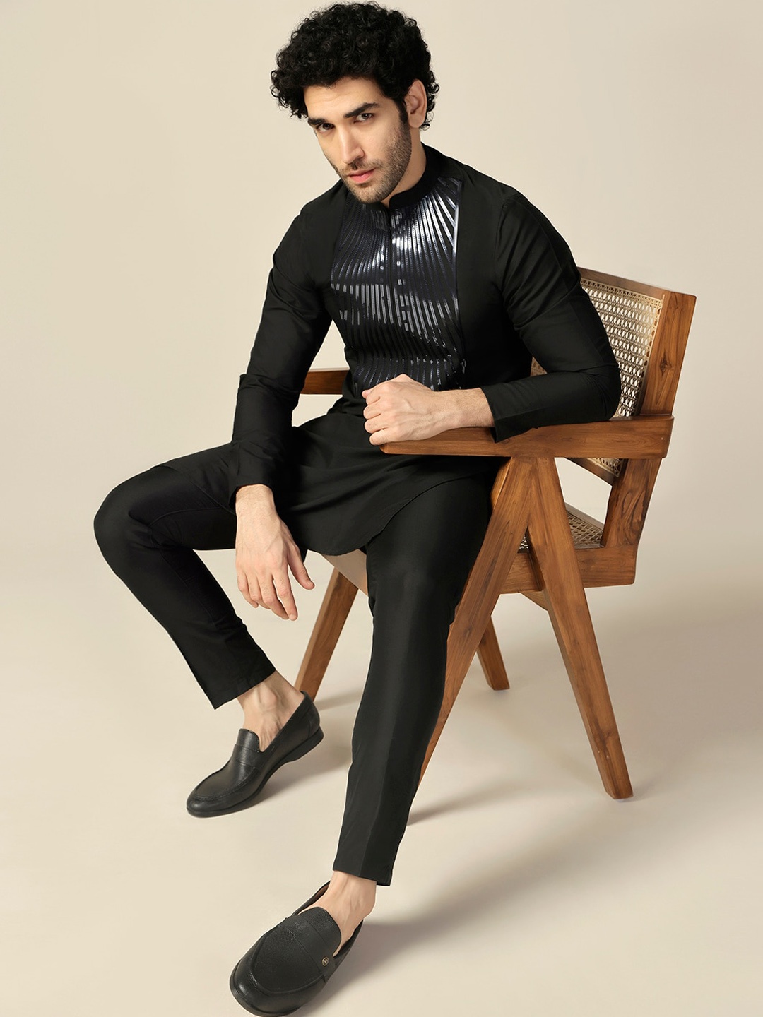 

KISAH Embroidered Mandarin Collar Long Sleeves Sequinned Kurta with Trousers, Black