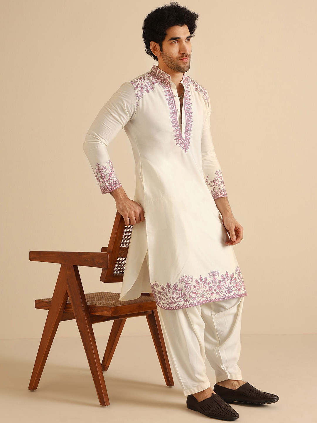 

KISAH Floral Embroidered Regular Straight Kurta With Patiala, Off white