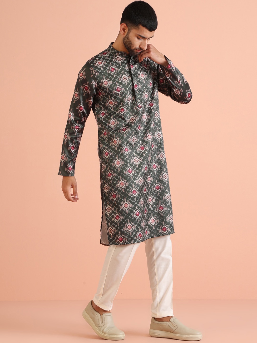 

KISAH Floral Printed Regular Straight Kurta With Trousers, Green