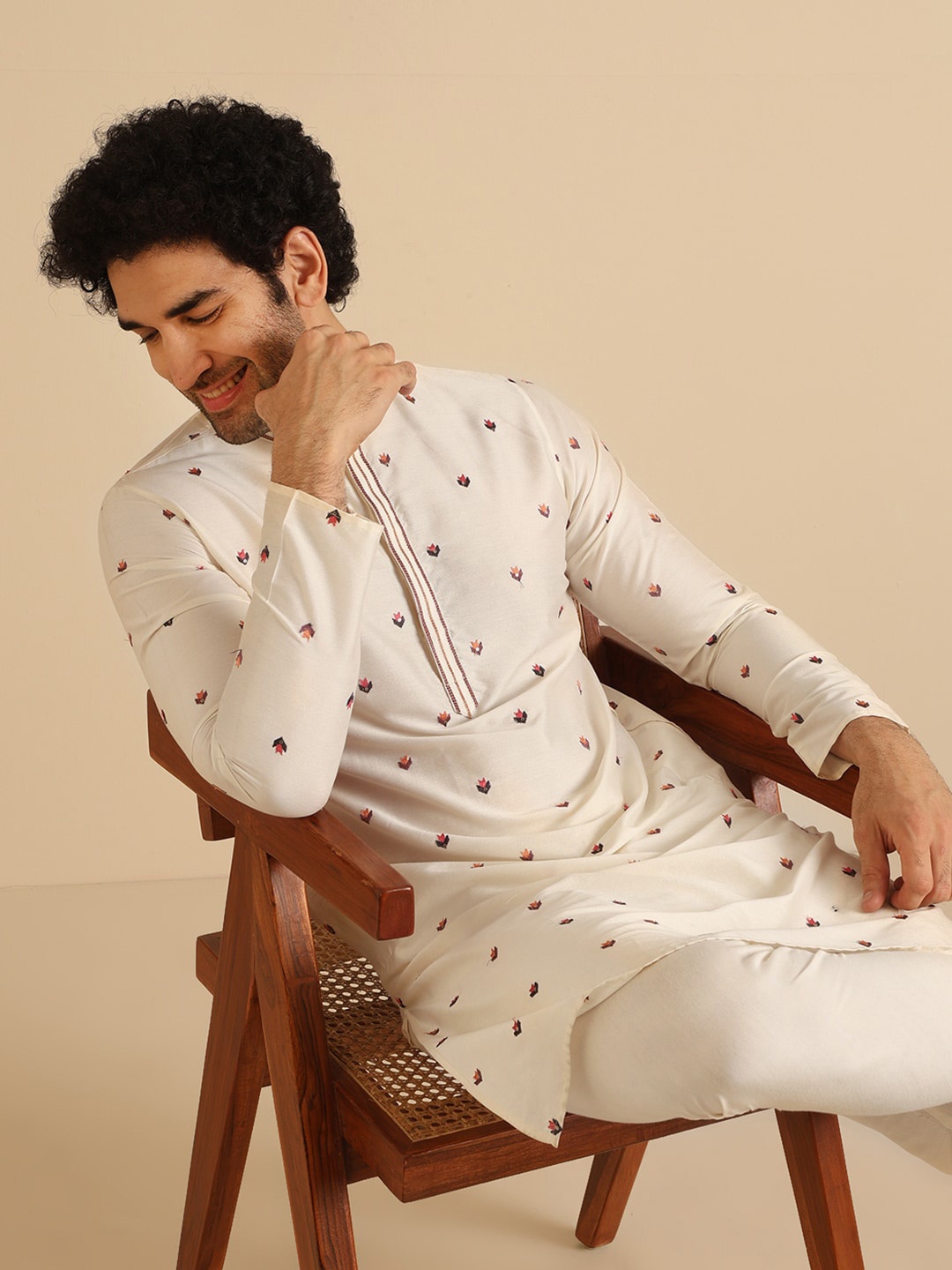 

KISAH Floral Embroidered Regular Thread Work Straight Kurta With Churidar, White