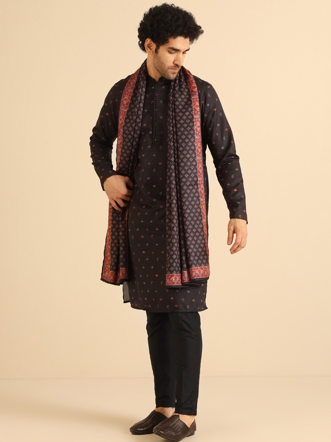 

KISAH Men Floral Printed Straight Kurta with Trousers, Black