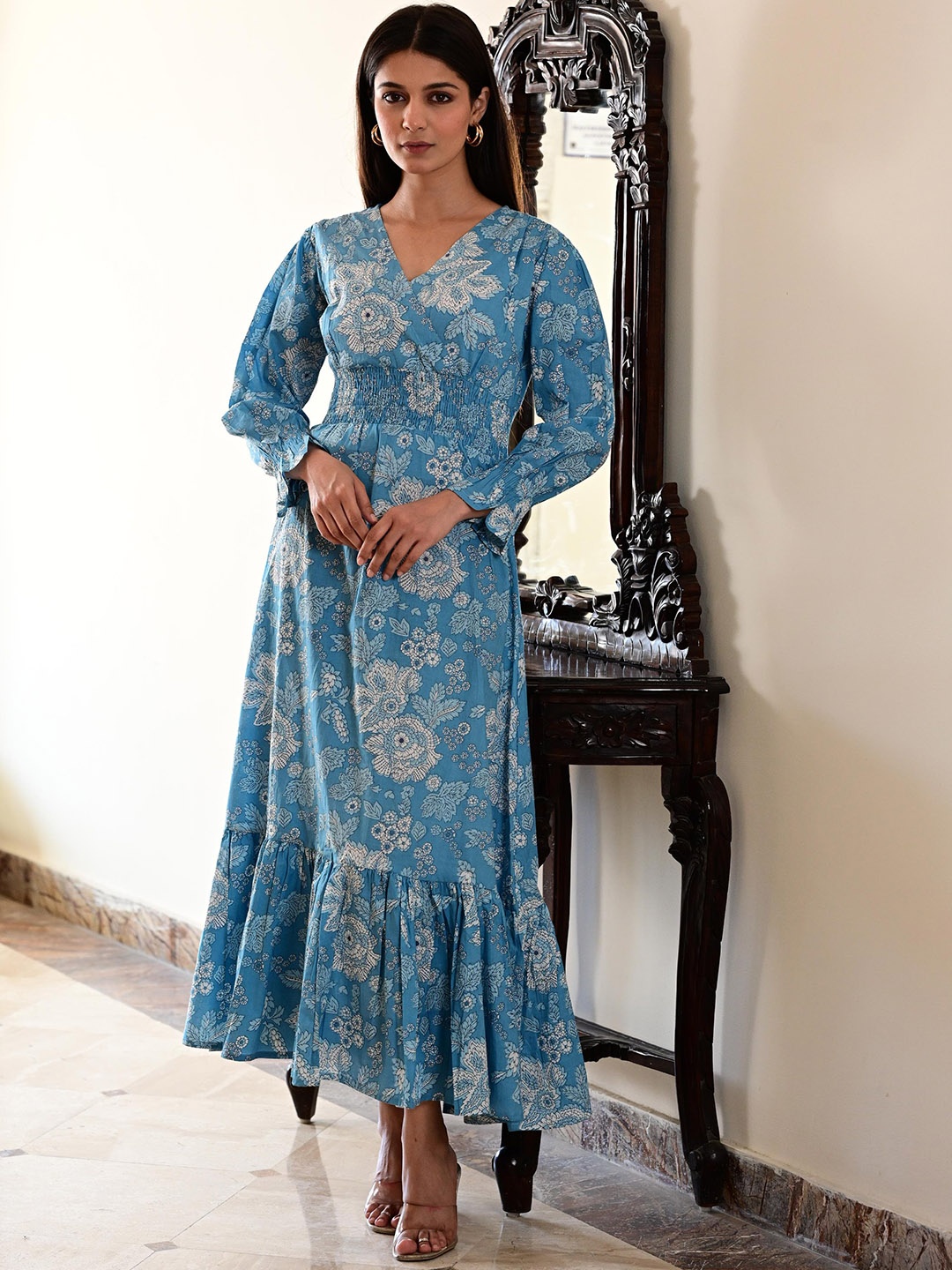 

VYKOO Women Embroidered Flared Sleeves Thread Work Kurta, Blue