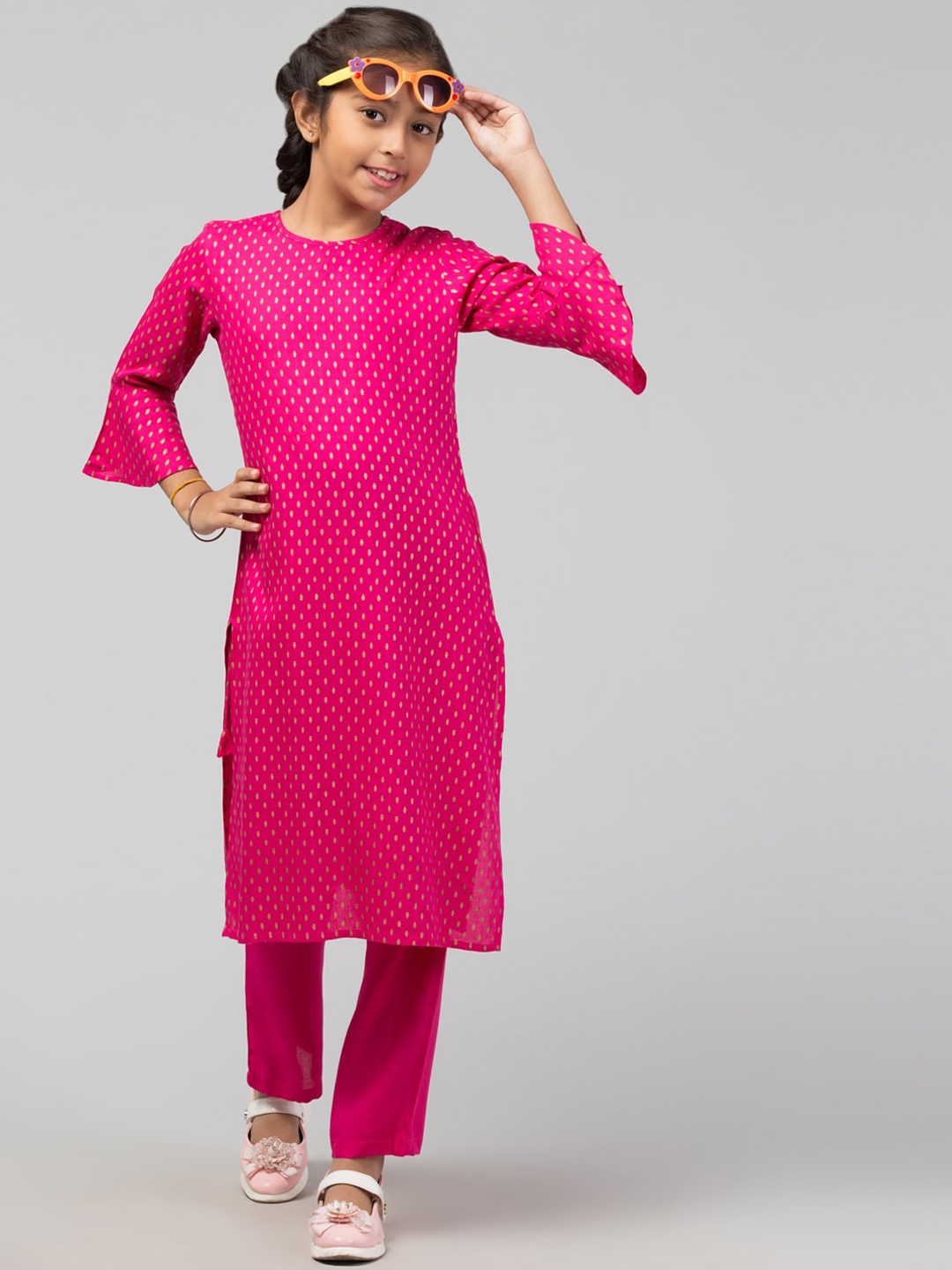

MUSHKIYA Girls Round Neck Printed Regular Kurta with Trousers, Magenta