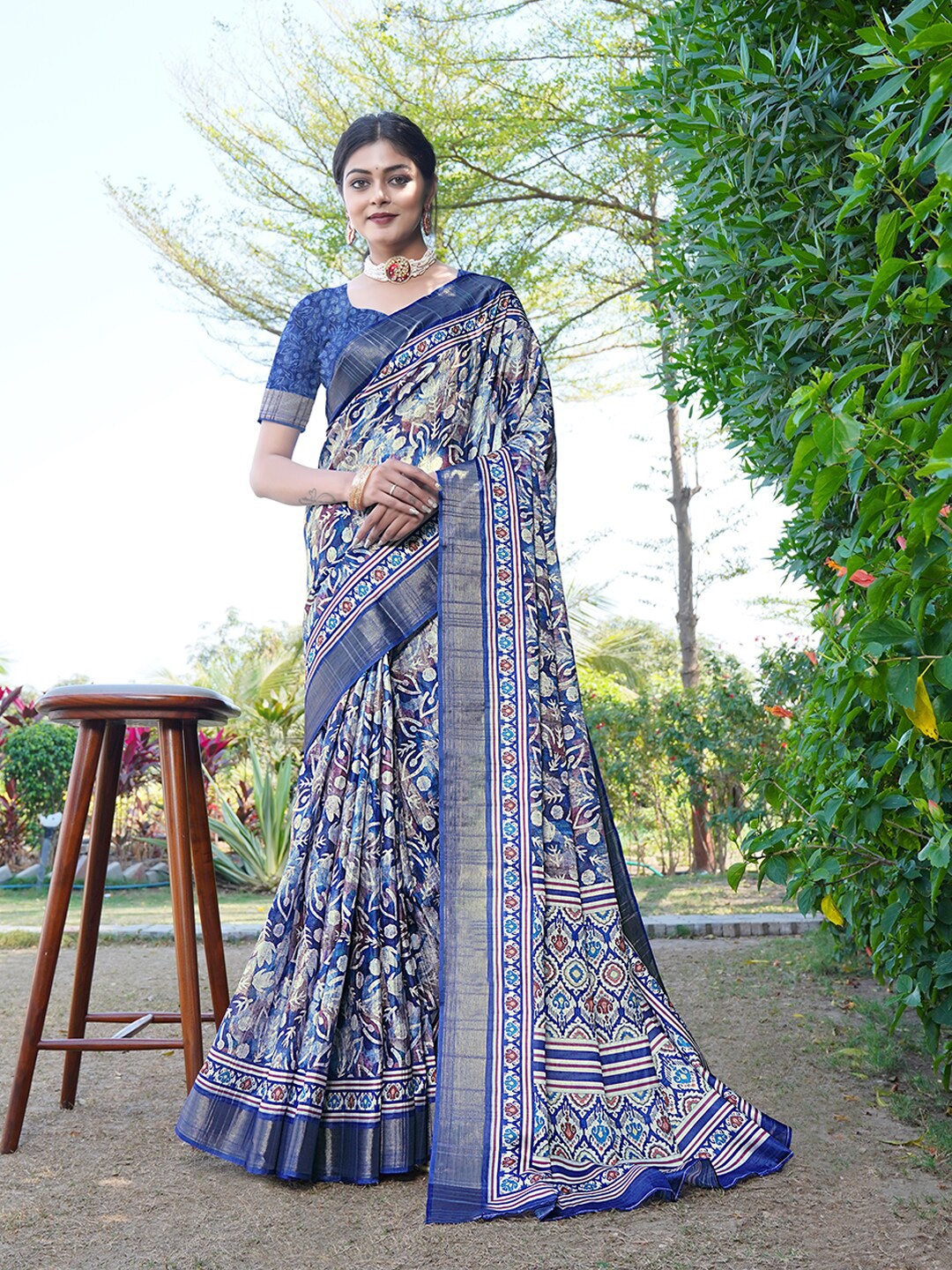 

JUST FASHION Floral Printed Zari Banarasi Saree, Blue