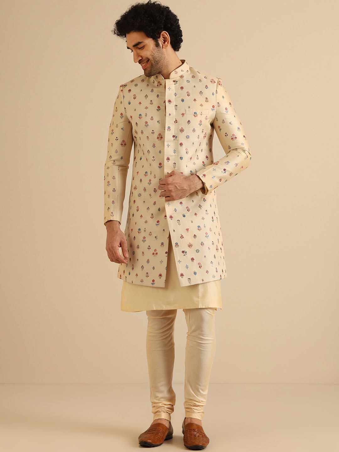 

KISAH Men Embroidered Indowestern Sherwani Set, Cream