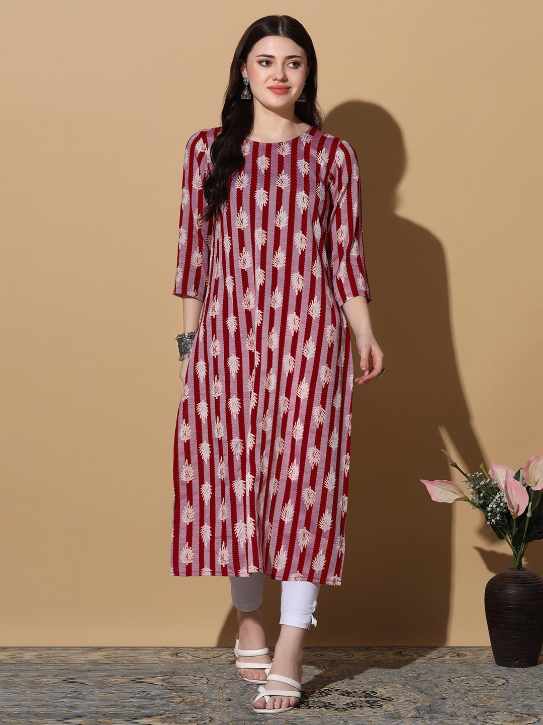 

FASHION DREAM Striped Round Neck Straight Kurta, Maroon