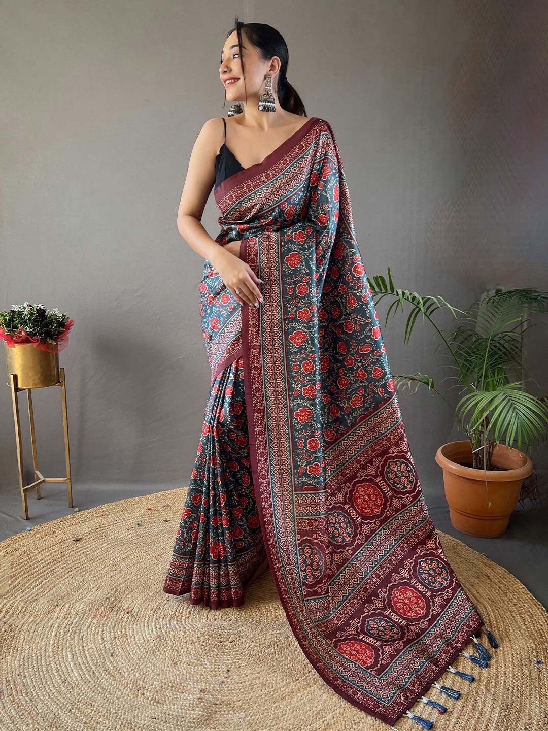 

Mitera Floral Printed Saree, Teal