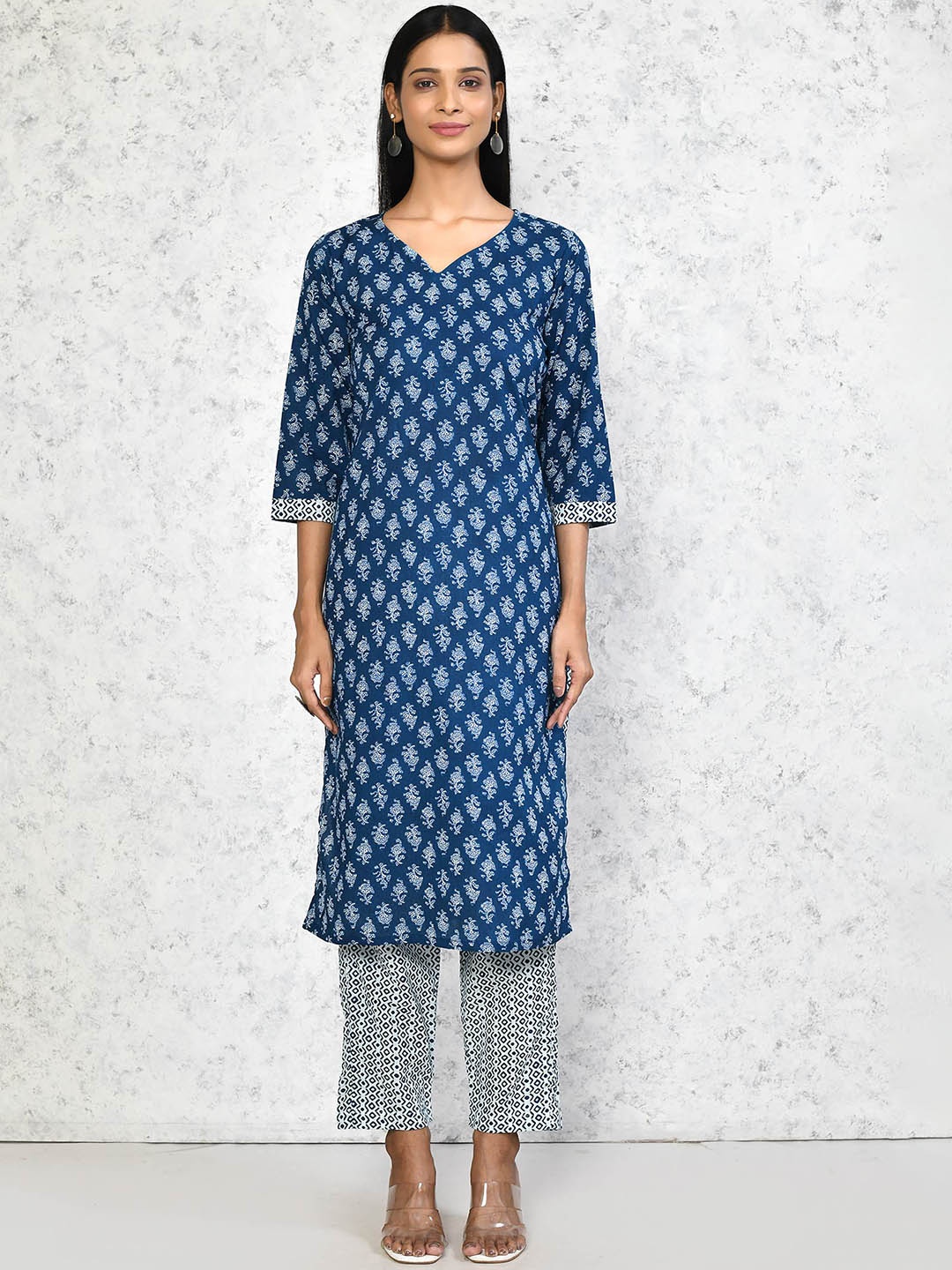 

MIRAVAN Floral Printed Regular Pure Cotton Kurta with Palazzos, Blue