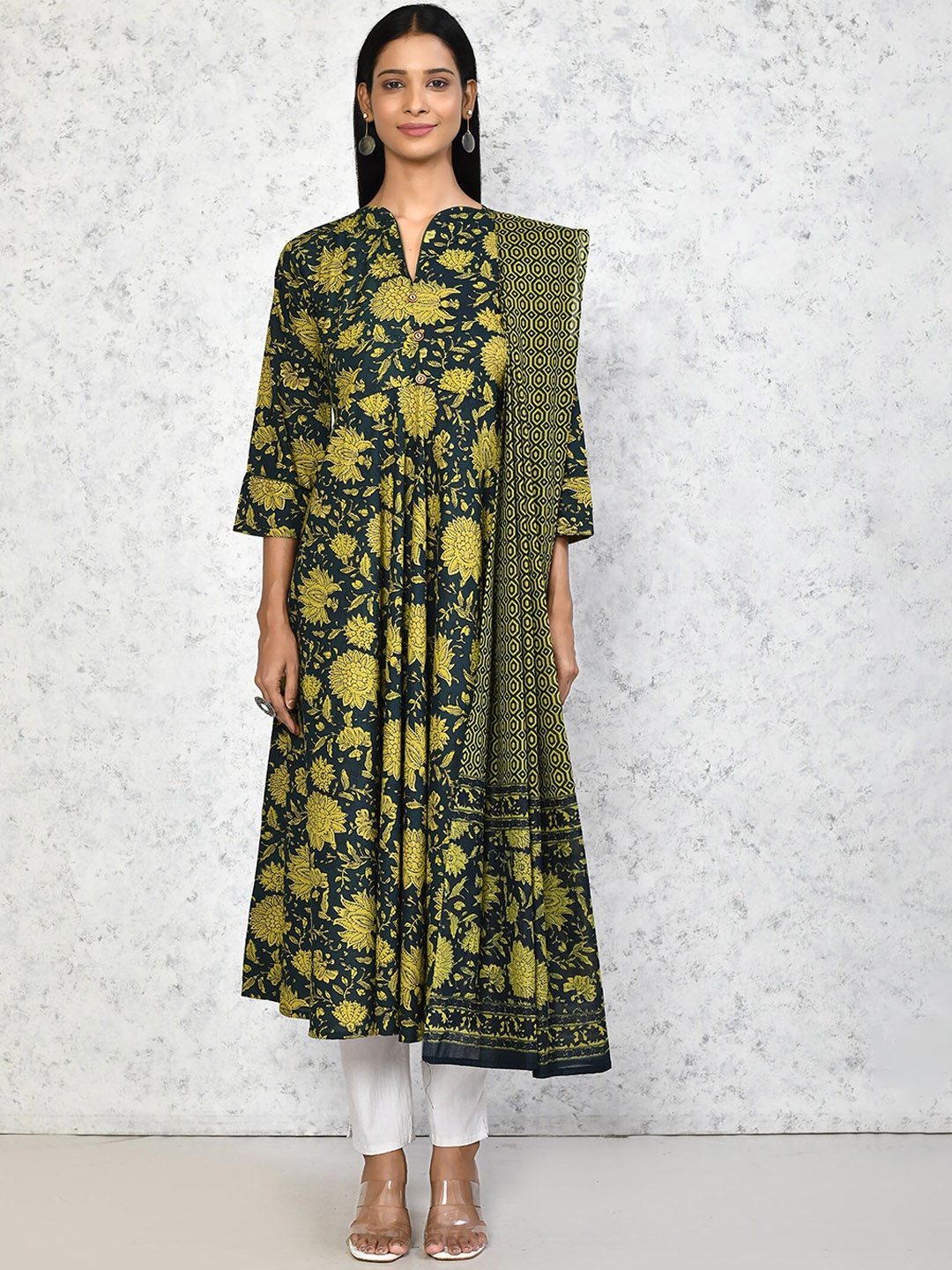 

MIRAVAN Women Floral Printed Anarkali Kurta, Green