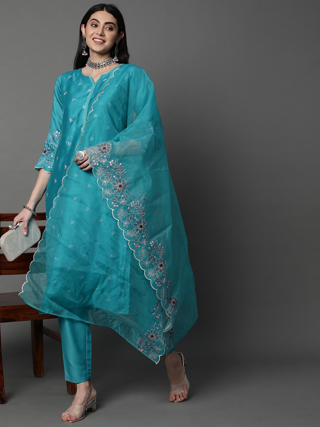 

HEEPOSH Floral Embroidered Round Neck Straight Kurta with Trousers & Dupatta, Teal