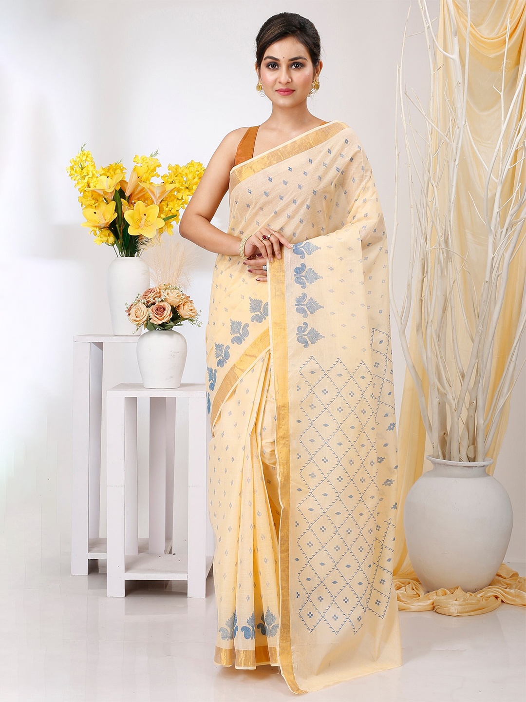 

DipDiya Ethnic Motifs Printed Zari Pure Cotton Taant Saree, Off white