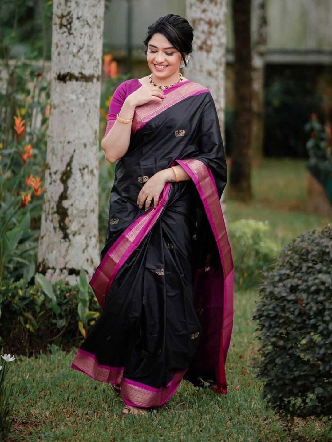 

RASVRITI Floral Woven Design Zari Pure Silk Kanjeevaram Saree, Black