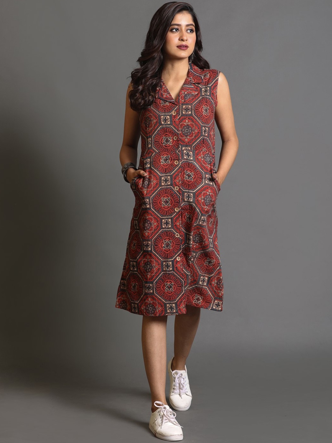 

Earthwear Women Paisley Dyed Thread Work Kurta, Red
