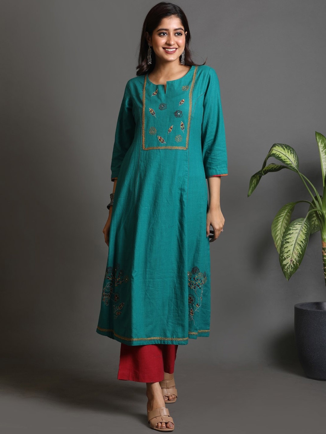 

Earthwear Women Ethnic Motifs Yoke Design Flared Sleeves Thread Work Khadi Kurta, Green