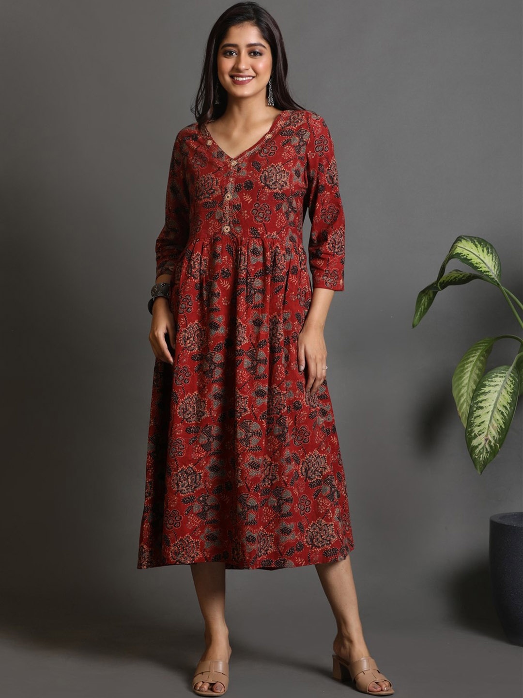 

Earthwear V Neck Floral Printed Thread Work Kurta, Rust