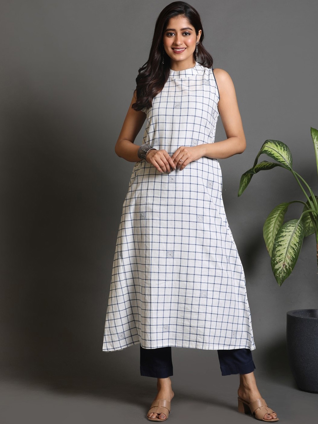 

Earthwear Women Checked Thread Work Handloom Kurta, White