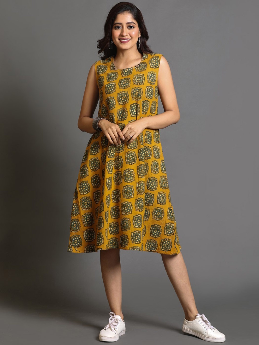 

Earthwear Women Ethnic Motifs Checked Thread Work Kurta, Mustard