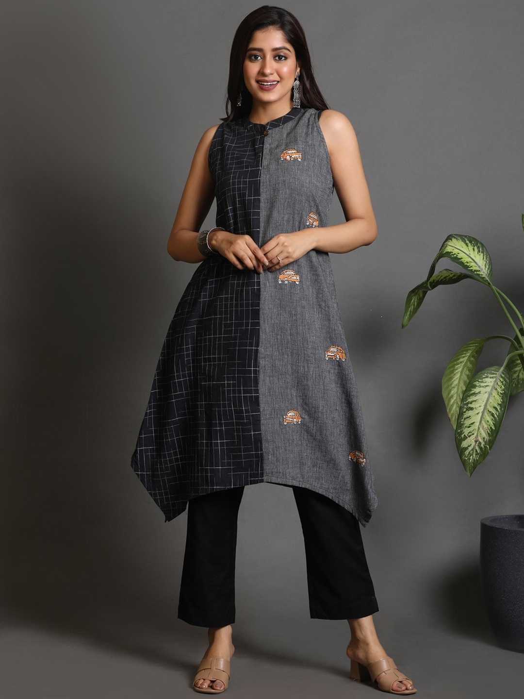 

Earthwear Women Thread Work Kurta, Black