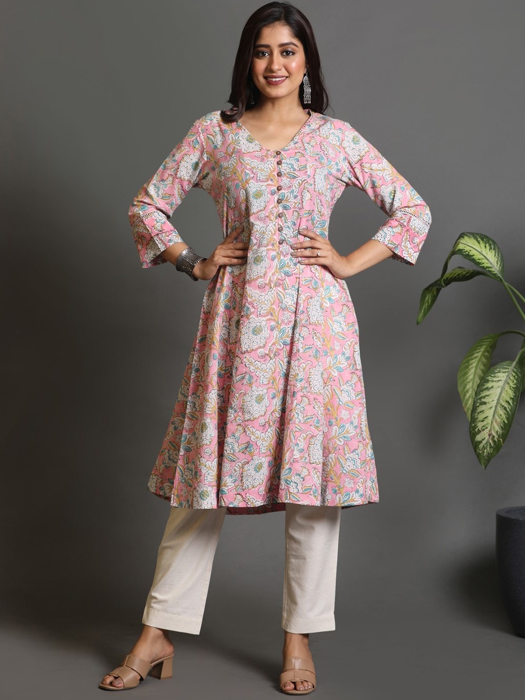 

Earthwear Women Ethnic Motifs Printed Flared Sleeves Thread Work Kurta, Pink