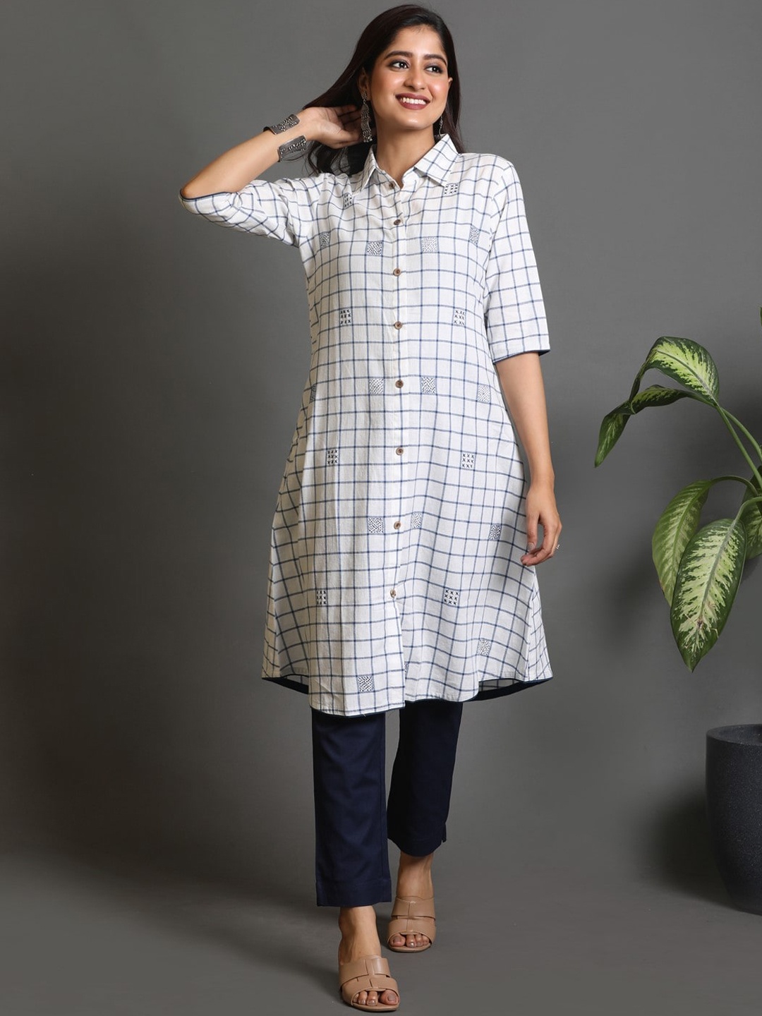

Earthwear Women Checked Thread Work Handloom Kurta, White