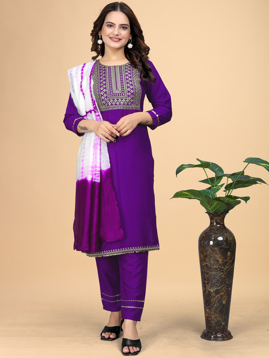 

Kandora Floral Embroidered Regular Kurta with Trousers & With Dupatta, Purple